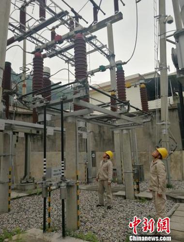 電力員工正在變電站排查設(shè)備。　鐘欣　攝