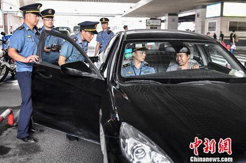 5月16日，廣州市交通委員會(huì)執(zhí)法局執(zhí)法人員在廣州東站對(duì)網(wǎng)約車相關(guān)資質(zhì)進(jìn)行核查。當(dāng)日，廣州市交通部門開展網(wǎng)約車市場(chǎng)專項(xiàng)整治行動(dòng)，共查處網(wǎng)約車違章24宗，其中無(wú)證網(wǎng)約車13宗、有證網(wǎng)約車違章11宗。<a target='_blank' href='http://www.chinanews.com/'>中新社</a>記者 陳驥旻 攝