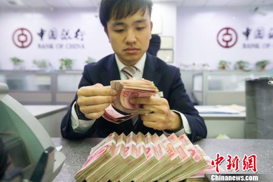 山西太原，銀行工作人員正在清點(diǎn)貨幣?！?jiān)?攝