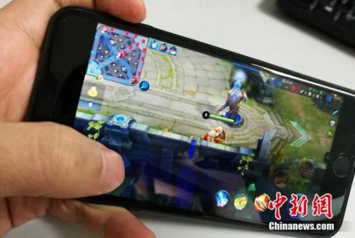 資料圖：網(wǎng)友在用手機(jī)流量玩游戲。<a target='_blank' href='http://www.chinanews.com/' >中新網(wǎng)</a> 程春雨 攝