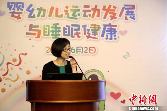 一婦嬰婦幼保健部主任花靜表示，幼兒期和學(xué)齡前階段是視覺和大腦發(fā)育的關(guān)鍵時(shí)期和可塑階段?！≤窡?攝