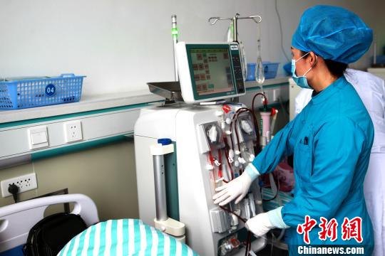 圖為青海省縣級公立醫(yī)院的血液凈化中心?！?zhí)砀?攝