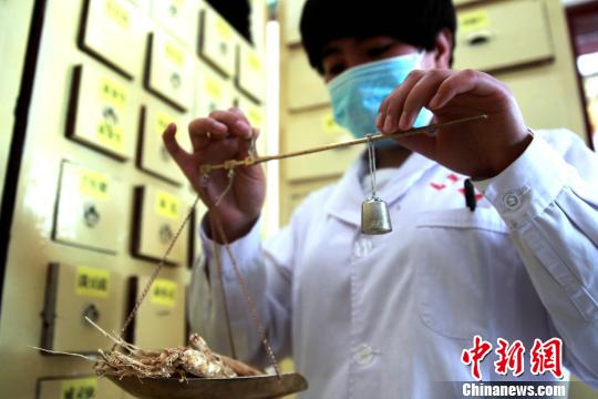 圖為青海鄉(xiāng)鎮(zhèn)衛(wèi)生院提供中醫(yī)藥服務?！?zhí)砀?攝
