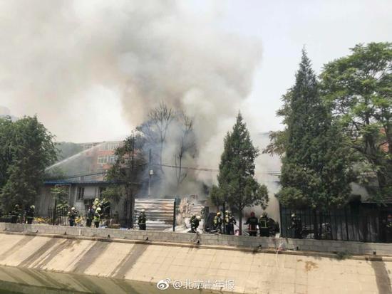 北京酒仙橋地區(qū)一房屋起火 現(xiàn)場有濃煙冒出