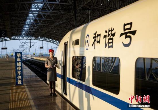 5月28日，廣東西部沿海高鐵江門至湛江段進(jìn)入試運(yùn)行階段。據(jù)悉，在試運(yùn)行階段，鐵路部門進(jìn)將行包括開展運(yùn)行圖測(cè)試、故障模擬演練、應(yīng)急場(chǎng)景演練、按圖行車試驗(yàn)等重點(diǎn)項(xiàng)目在內(nèi)的多項(xiàng)運(yùn)行試驗(yàn)，為正式開通運(yùn)營(yíng)提供科學(xué)參考依據(jù)。<a target='_blank' href='http://www.chinanews.com/'>中新社</a>發(fā) 楊勝 攝