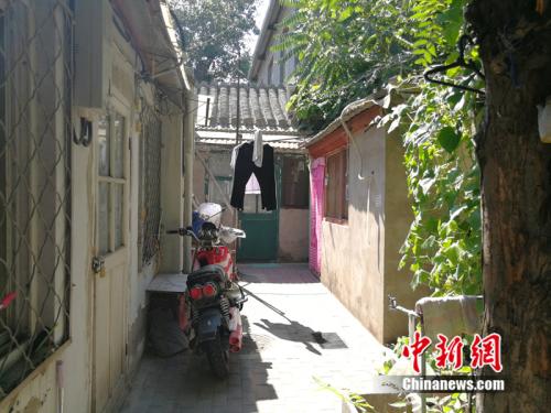 一米多寬的狹小過道里用繩子晾著衣褲。<a target='_blank' href='http://www.chinanews.com/' >中新網(wǎng)</a>記者 邱宇 攝