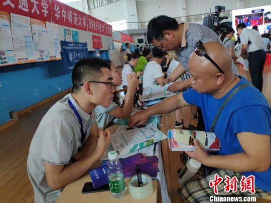 家長咨詢招生事宜。　王昊昊　攝
