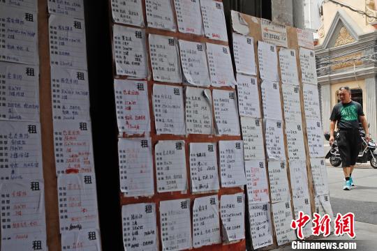在蓬萊路上的一些老房子門(mén)外，都張貼有房屋租賃信息，每天都有不少人經(jīng)過(guò)駐足觀看?！∫罅⑶?攝