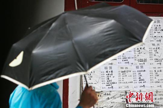 在蓬萊路上的一些老房子門(mén)外，都張貼有房屋租賃信息?！∫罅⑶?攝