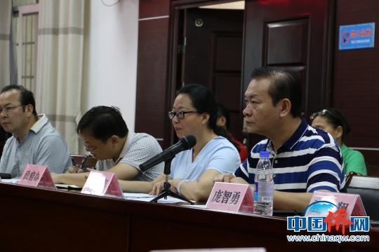中國僑網圖為柳州市外事僑務辦公室主任龐智勇主持會議?！×周啊z