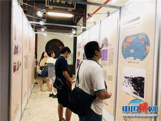 中國僑網(wǎng)觀眾在仔細端詳僑批展板的故事與內(nèi)容。