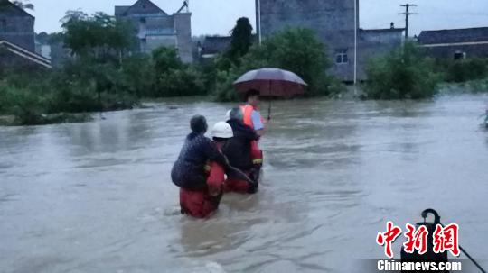 江西遭暴雨致13萬人受災(zāi) 消防緊急轉(zhuǎn)移被困群眾