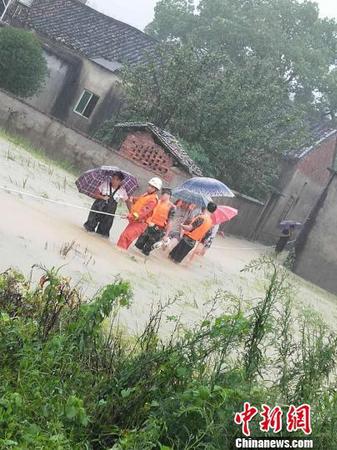 江西遭暴雨致13萬人受災(zāi) 消防緊急轉(zhuǎn)移被困群眾