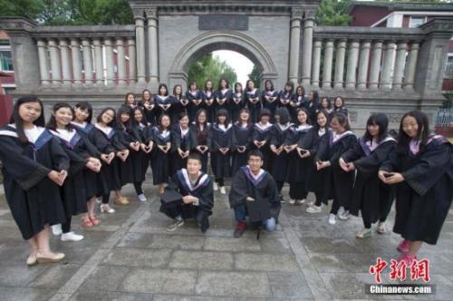 資料圖：山西大學(xué)畢業(yè)生在校園拍攝畢業(yè)大合影。<a target='_blank' href='http://www.chinanews.com/'>中新社</a>記者 張云 攝