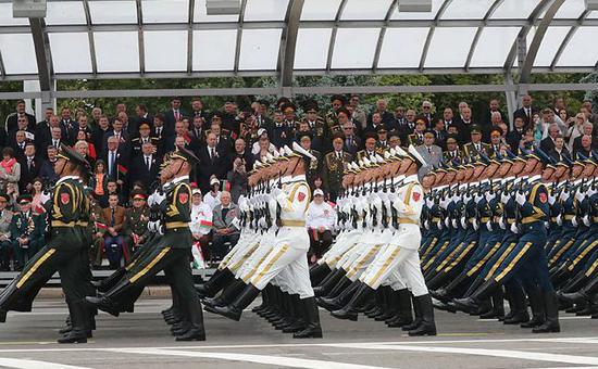 ▲中國人民解放軍儀仗隊參與白俄羅斯獨立日閱兵儀式。