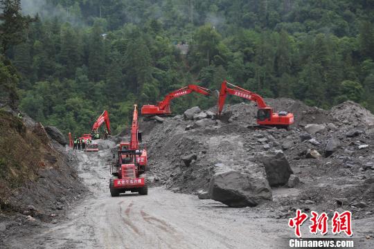 圖為該部隊(duì)多機(jī)械合作搶通道路。武警某部交通三支隊(duì)供圖