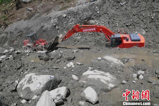 圖為該部隊(duì)多臺(tái)機(jī)械在清理石塊。武警某部交通三支隊(duì)供圖
