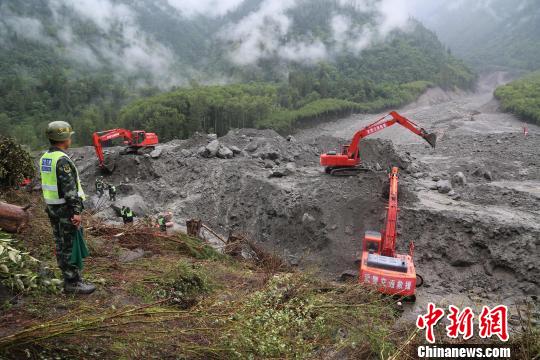 圖為該部隊(duì)官兵指揮搶通車輛作業(yè)。武警某部交通三支隊(duì)供圖