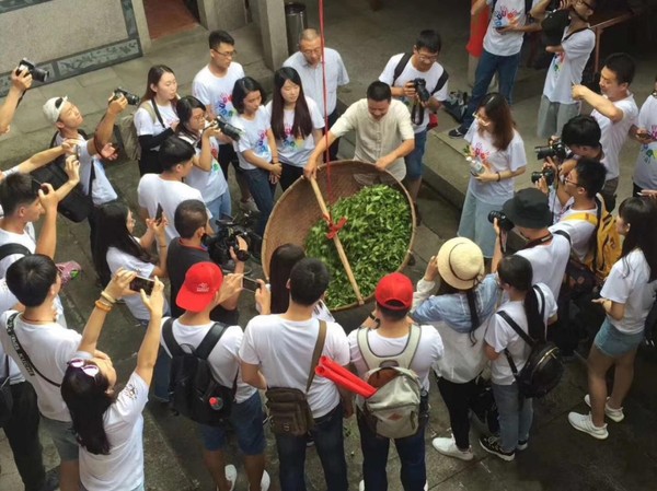 國(guó)家級(jí)非遺安溪鐵觀音制作技藝傳承人魏月德示范搖青手法