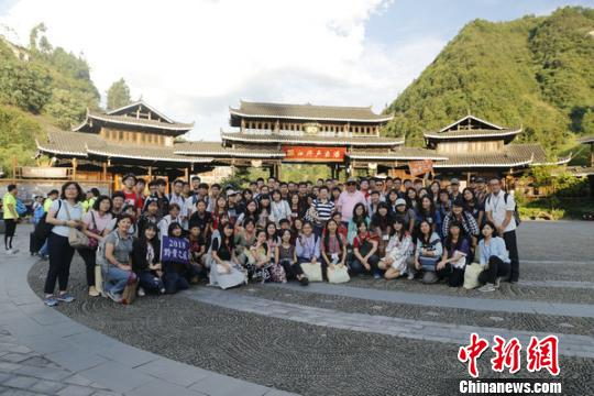 第十屆臺灣大學(xué)生研習(xí)營團(tuán)員參觀雷山西江千戶苗寨。鐘欣 攝