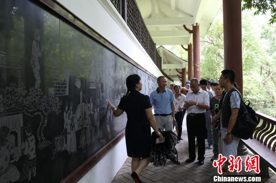 6月17日，海峽兩岸媒體采訪團在客家藝術(shù)長廊尋訪客家飲食、服飾、節(jié)慶習俗等文化?！〗?攝