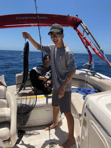 格蘭杜拉高中Oliver暑假和同學(xué)們一起出海釣魚(yú)，體驗(yàn)人生第一次海釣。(家長(zhǎng)提供)