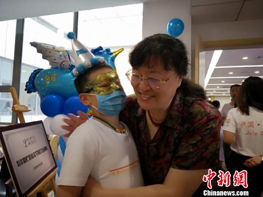 80組來(lái)自全國(guó)各地曾在兒中心成功接受造血干細(xì)胞移植治療的患兒及其家庭回到上?！澳锛摇??！∠牧?攝