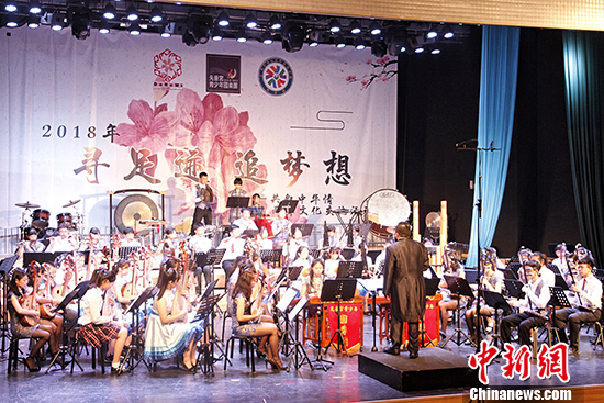 兩岸樂(lè)團(tuán)同臺(tái)演奏《花好月圓》。 <a target='_blank' href='http://www.chinanews.com/'>中新社</a>記者 陳小愿 攝
