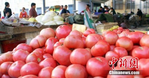 資料圖：市某農貿市場里頭里出售的西紅柿。