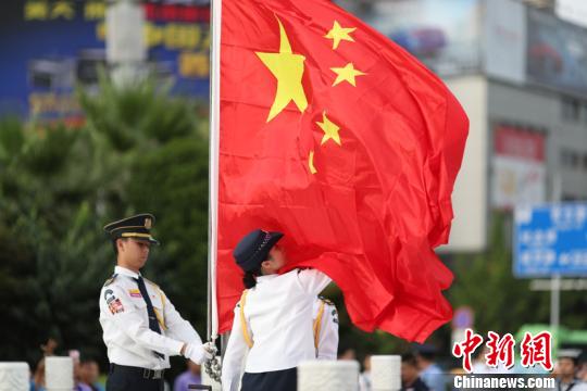 港澳臺(tái)及廣東等地青少年在貴陽(yáng)“相聚國(guó)旗下”