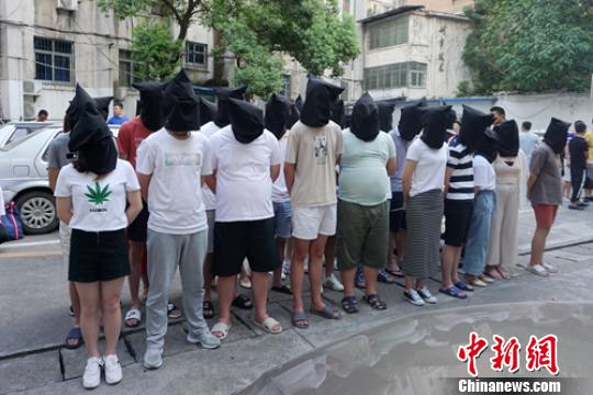被抓獲的嫌疑人。樂山警方供圖