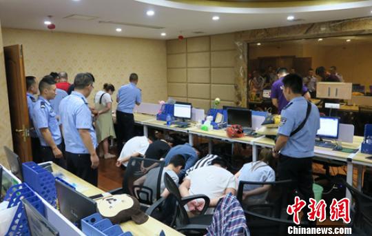 警方正在現(xiàn)場(chǎng)清查和抓捕。樂山警方供圖