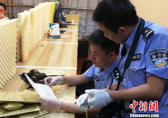 刑偵人員正在現(xiàn)場(chǎng)收集證據(jù)。樂山警方供圖