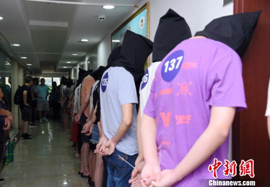 清查和抓捕現(xiàn)場(chǎng)。 樂山警方供圖