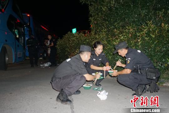 抓捕行動(dòng)路邊簡(jiǎn)單的晚餐。樂山警方供圖