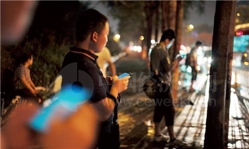 44 北京西二旗的夜晚，使用網(wǎng)約車、拼車上下班成為不少人的選擇之一?！吨袊?jīng)濟周刊》首席攝影記者 肖翊 攝