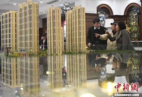 資料圖：置業(yè)顧問(wèn)為民眾推薦商品房戶型。 <a target='_blank' href='http://www.chinanews.com/'>中新社</a>記者 韋亮 攝