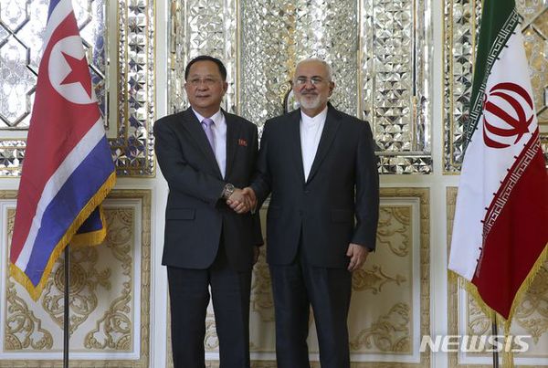 朝鮮外相李勇浩訪問(wèn)德黑蘭 伊朗外長(zhǎng)與其微笑握手