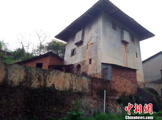 8月初，當(dāng)?shù)靥厣ㄖ?。福建巨口鄉(xiāng)馀慶村雕樓式土厝?！≌矅?guó)兵　攝