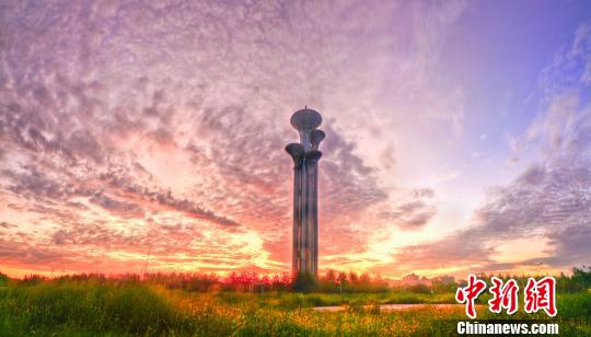 8月9日，北京奧林匹克公園“十八景”正式發(fā)布。圖為“十八景”之一奧塔流云?！⒂窨?攝