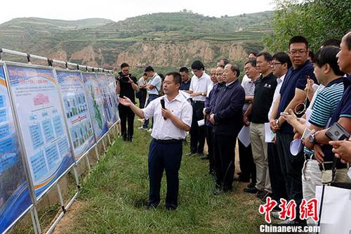 8月7日，歐美同學(xué)會(中國留學(xué)人員聯(lián)誼會)“海歸專家脫貧攻堅服務(wù)團(tuán)”40余位專家深入甘肅省定西市渭源縣北寨鎮(zhèn)，詳細(xì)考察當(dāng)?shù)胤鲐氻椖块_展情況。圖為服務(wù)團(tuán)在北寨鎮(zhèn)鄭家川村鑫大地春公司東西部協(xié)作扶持蔬菜產(chǎn)業(yè)發(fā)展示范基地。<a target='_blank' href='http://www.chinanews.com/'>中新社</a>記者 付強 攝