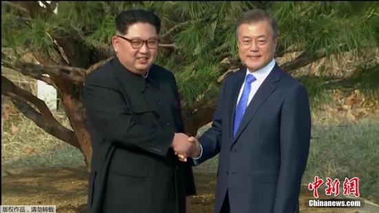 當(dāng)?shù)貢r間4月27日，金正恩與文在寅在板門店軍事分界線附近共同種下一棵65年樹齡的松樹，這是一棵停戰(zhàn)協(xié)定簽署那一年——1953年的松樹，種樹的土分別來自朝鮮和韓國。隨后，金正恩用韓國漢江的水澆樹，而文在寅則用來自朝鮮大同江的水澆灌樹木。韓朝雙方領(lǐng)導(dǎo)人還在植樹活動現(xiàn)場合影留念。(電視截圖)
