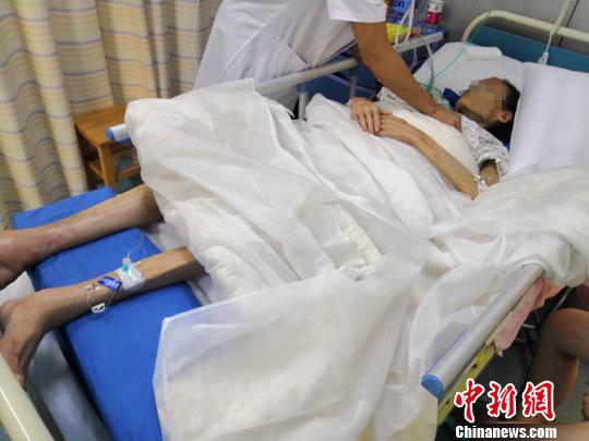 躺在病床上的沈女士體重不足60斤。　陳璇 攝