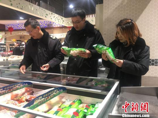 2018年2月，蘭州市食藥所工作人員對(duì)轄區(qū)春節(jié)前食品安全監(jiān)管工作進(jìn)行實(shí)地檢查、調(diào)研。(資料圖) 張婧 攝