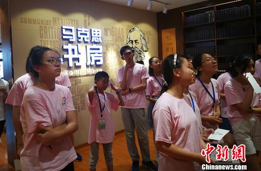 營員在太原市圖書館參觀全國首個“馬克思書房”?！罱苡?攝