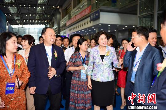 廣東省僑辦主任龐國(guó)梅(右二)來到僑交會(huì)展館參觀?！￡愇?攝