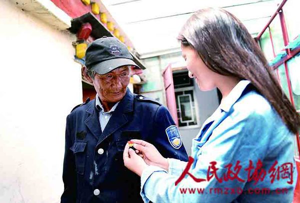 旺扎是多年的老黨員，女兒阿旺卓瑪為他佩戴黨徽.jpg(1)
