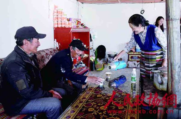 街坊鄰居到旺扎家做客，夫妻都會(huì)親手熬制熱乎乎的奶茶招待