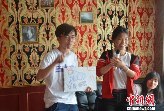 圖為香港內(nèi)地青年通過紙筆展示此行中的所觀所感。余洋 攝