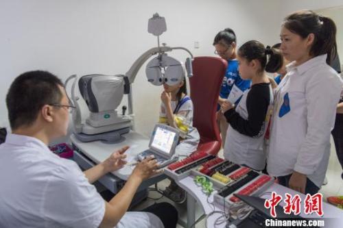 揭兒童近視康復(fù)治療市場亂象：苗醫(yī)、中醫(yī)齊上陣